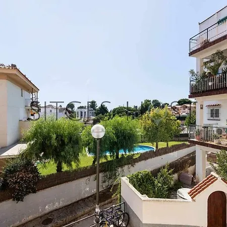 Con Patio Y A 5 Minutos De La Playa Apartment